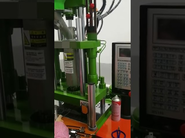450ST全自动立式注塑机 | 充电器电子零件高效生产